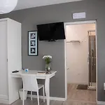 Flyingaway לינה וארוחת בוקר 4*