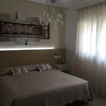 לינה וארוחת בוקר Flyingaway 4*